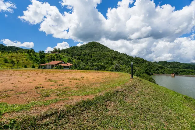 Campo, lago e casa