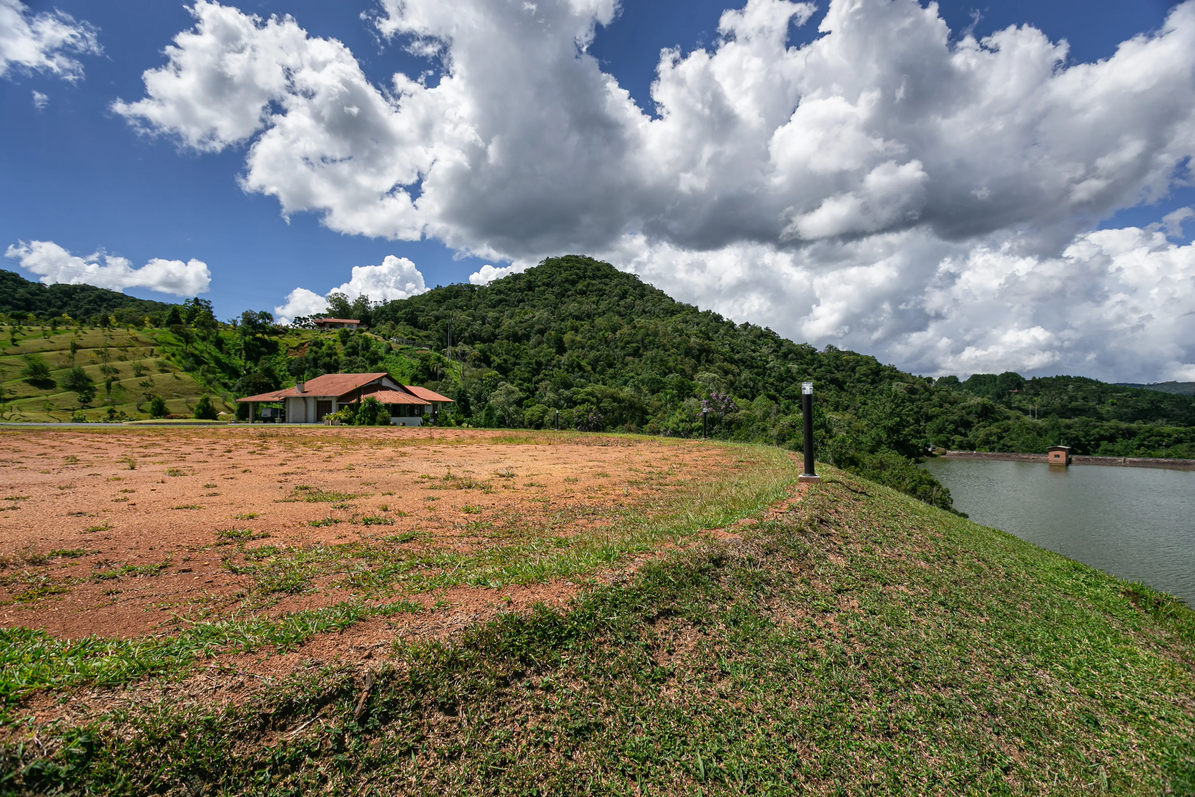 Campo, lago e casa