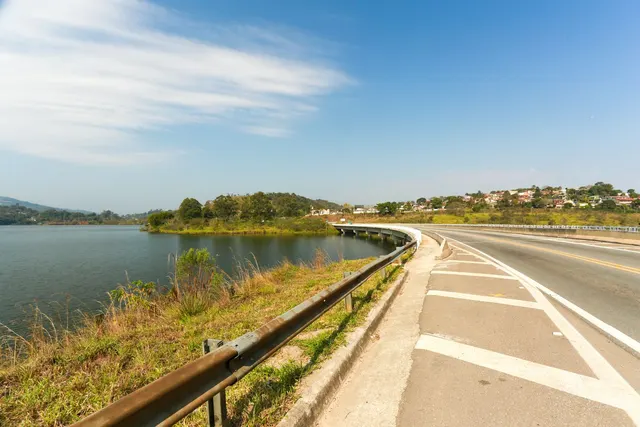 Represa ao lado da pista