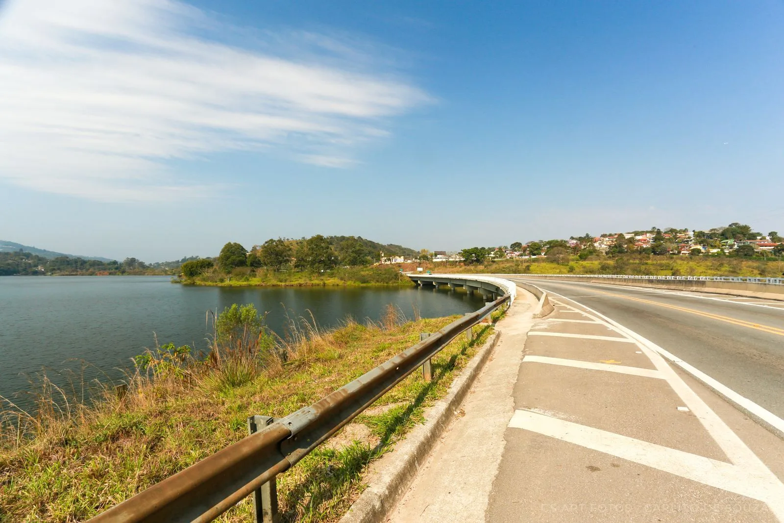 Represa ao lado da pista