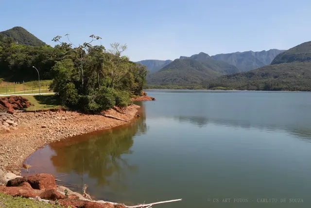 Margem de terra vermelha