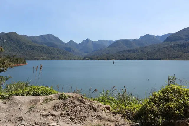 Represa ao pé da serra