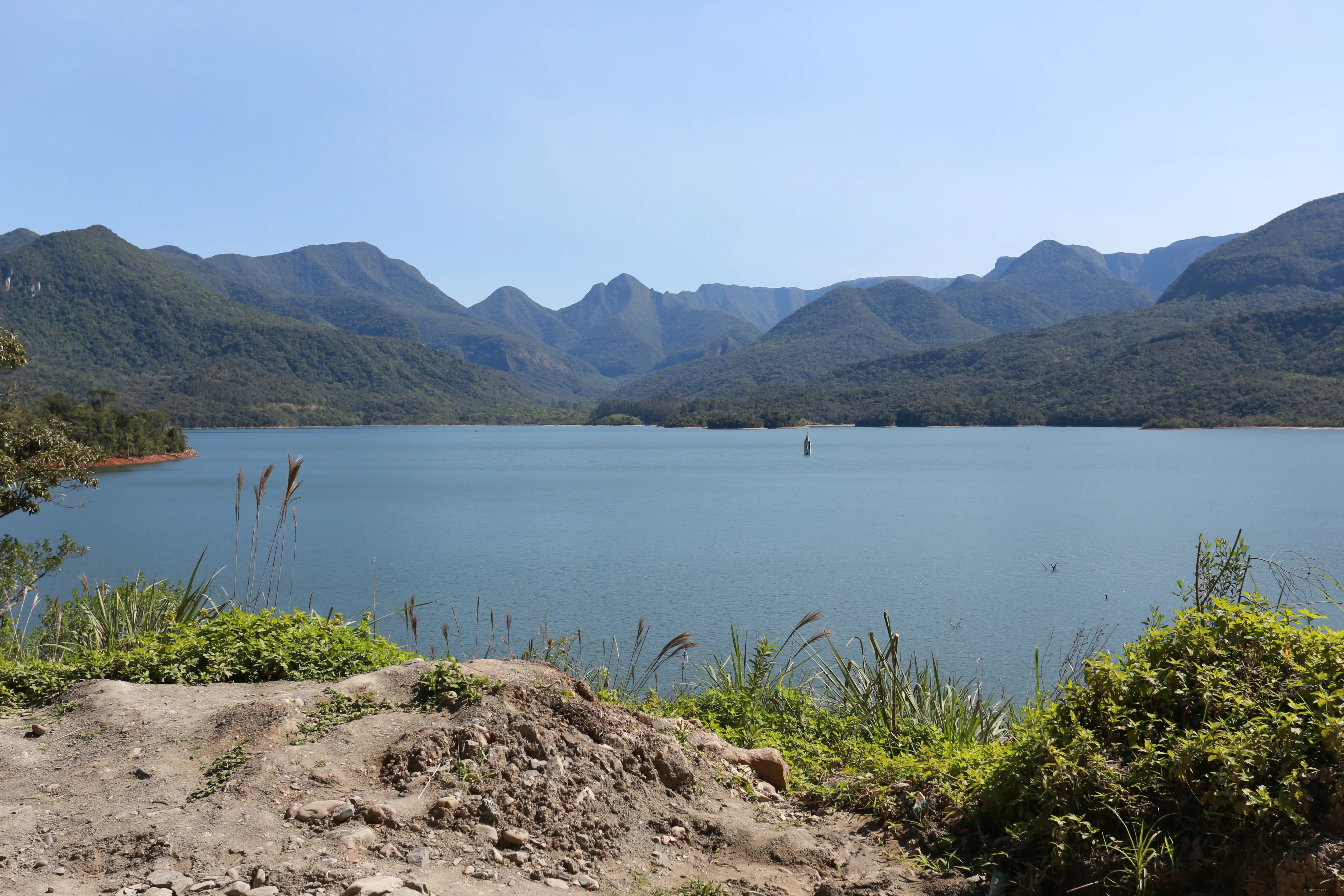 Represa ao pé da serra