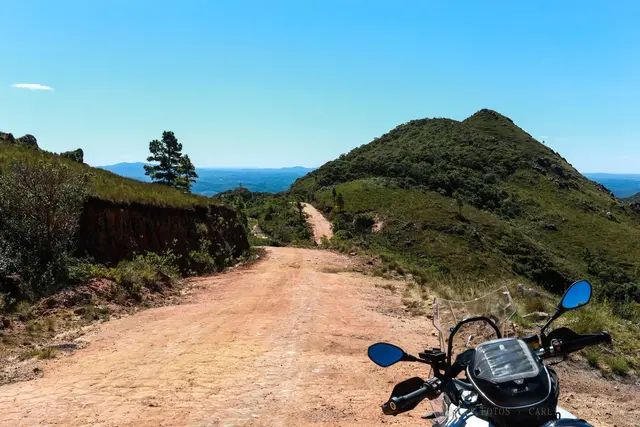 Guidão e mar ao fundo