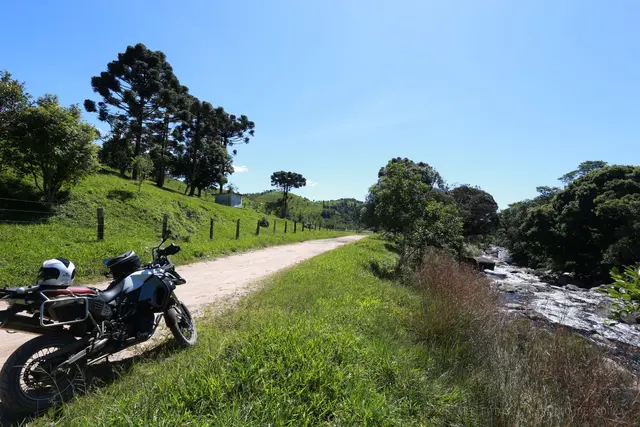 Moto na beira do rio
