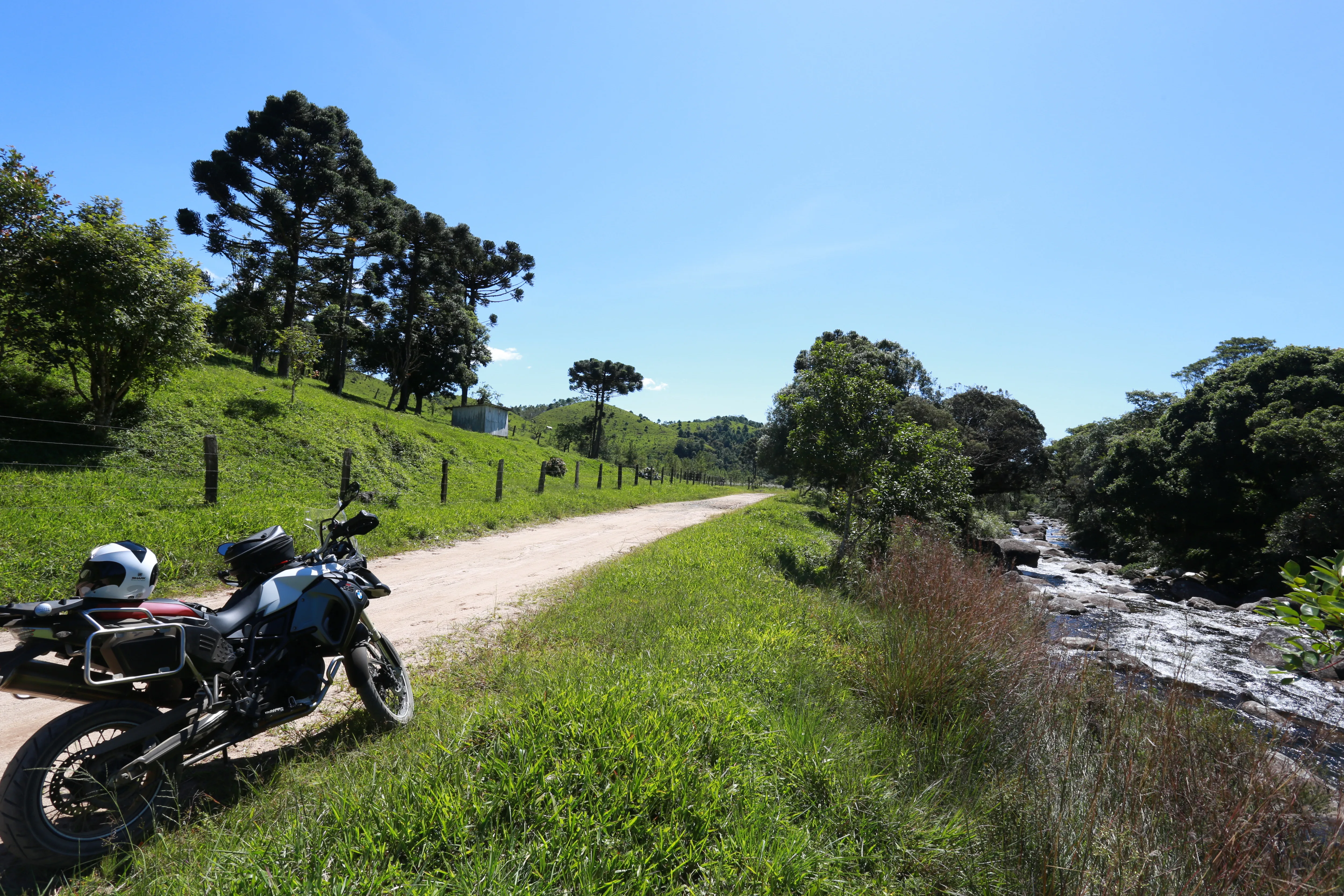 Moto na beira do rio