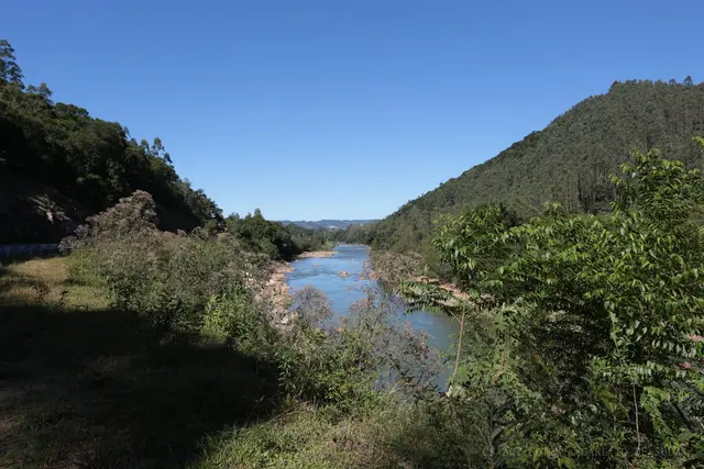 Rio entre morros de mata