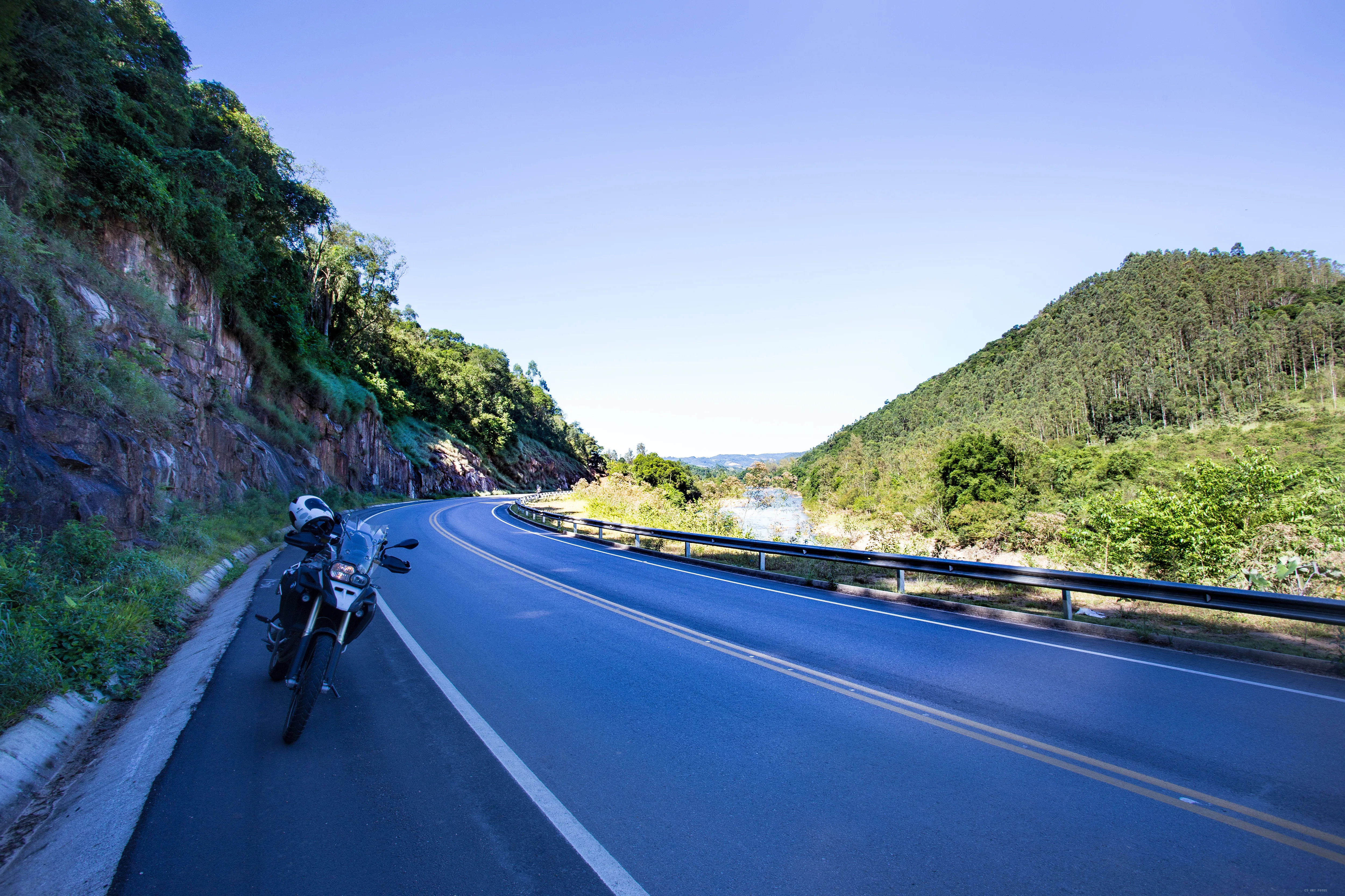 Piloto na curva da serra