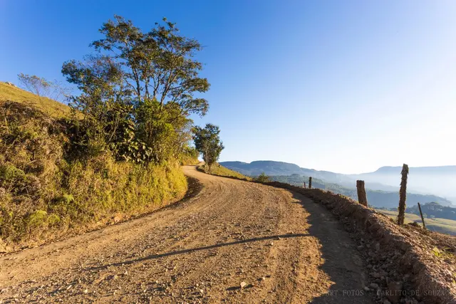 Estrada de terra na encosta