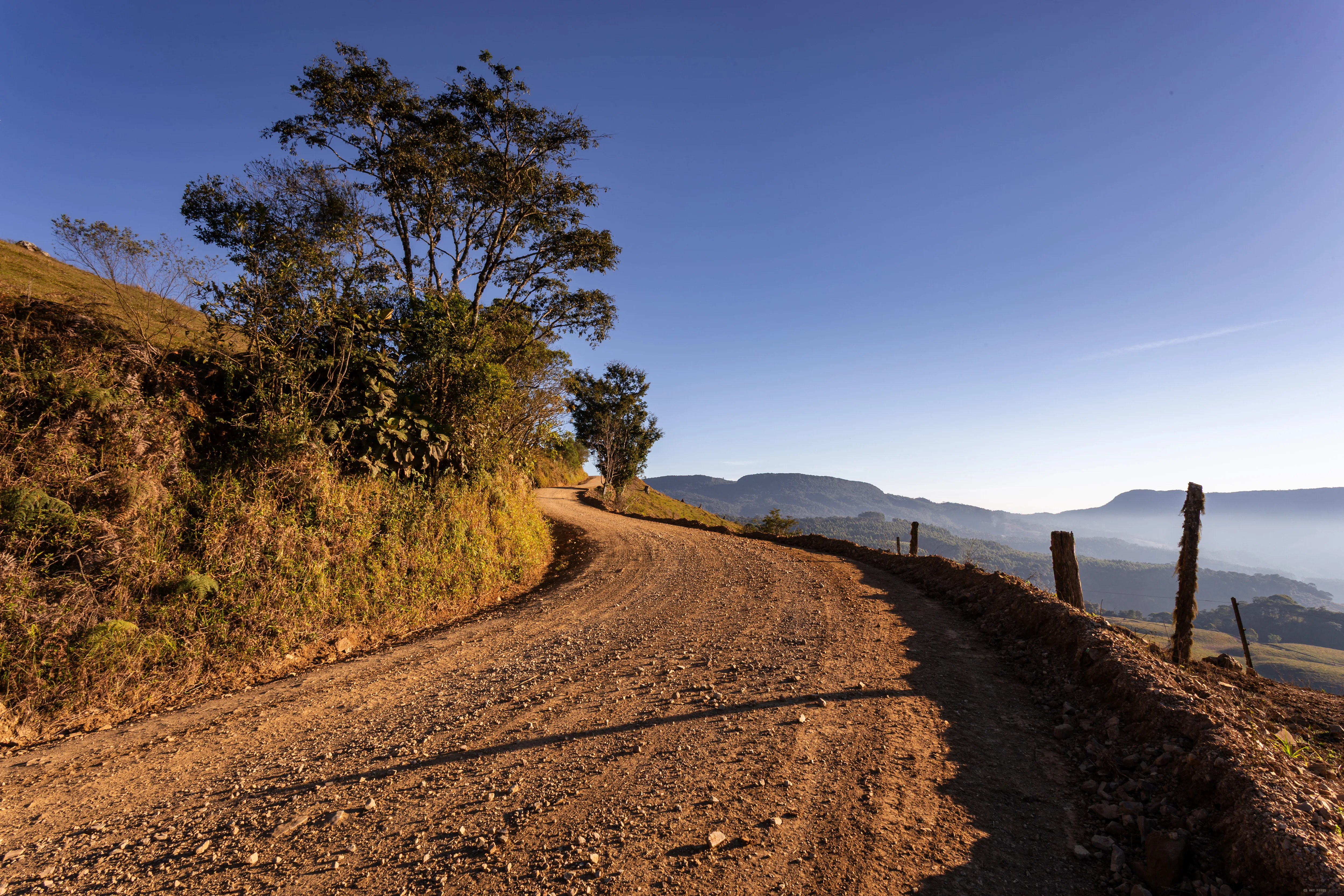 Estrada de terra na encosta