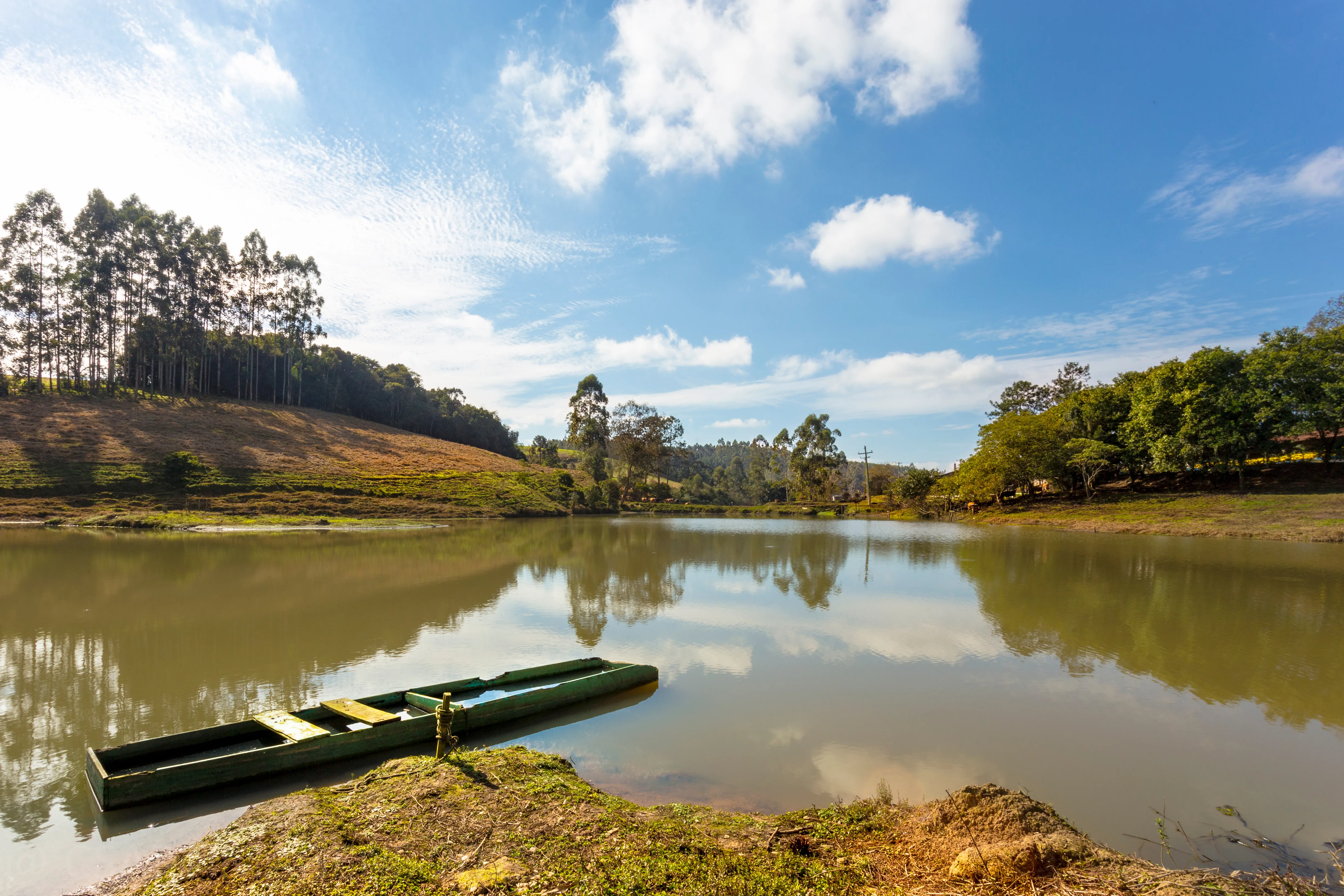 Canoa na margem