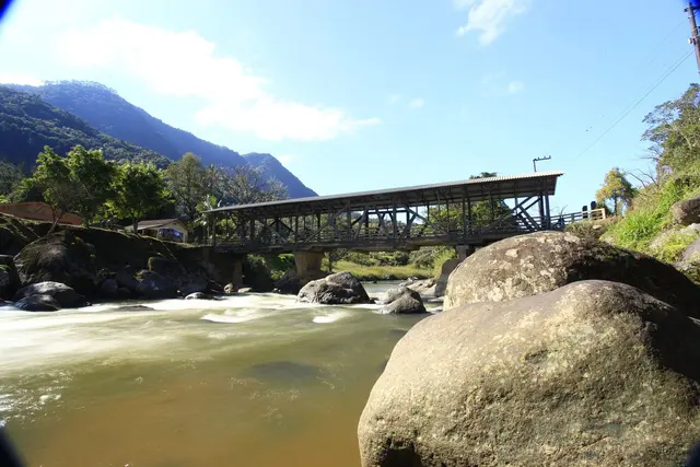 Ponte coberta sobre o rio