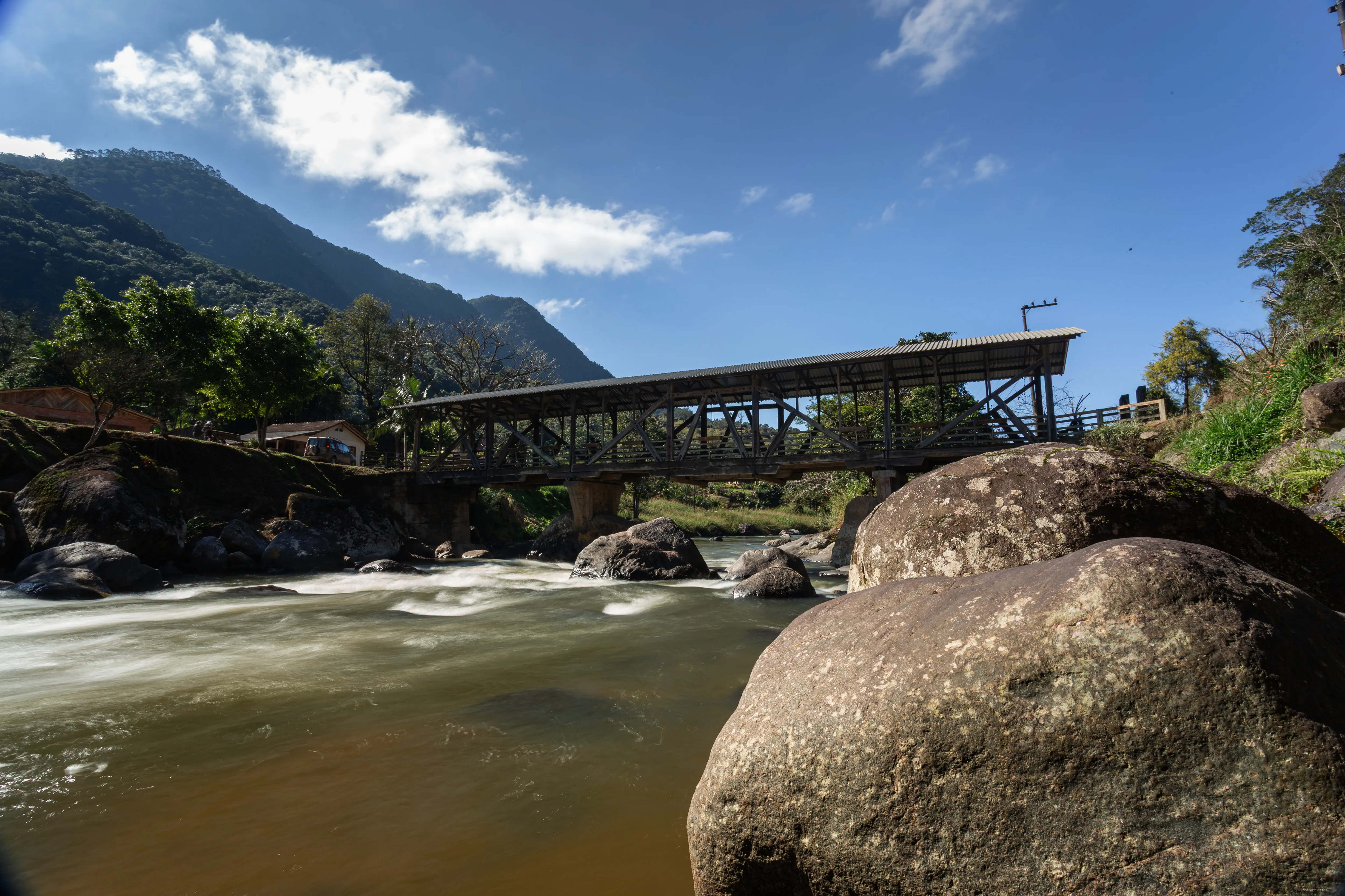 Ponte coberta sobre o rio