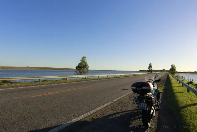 Moto à beira da lagoa