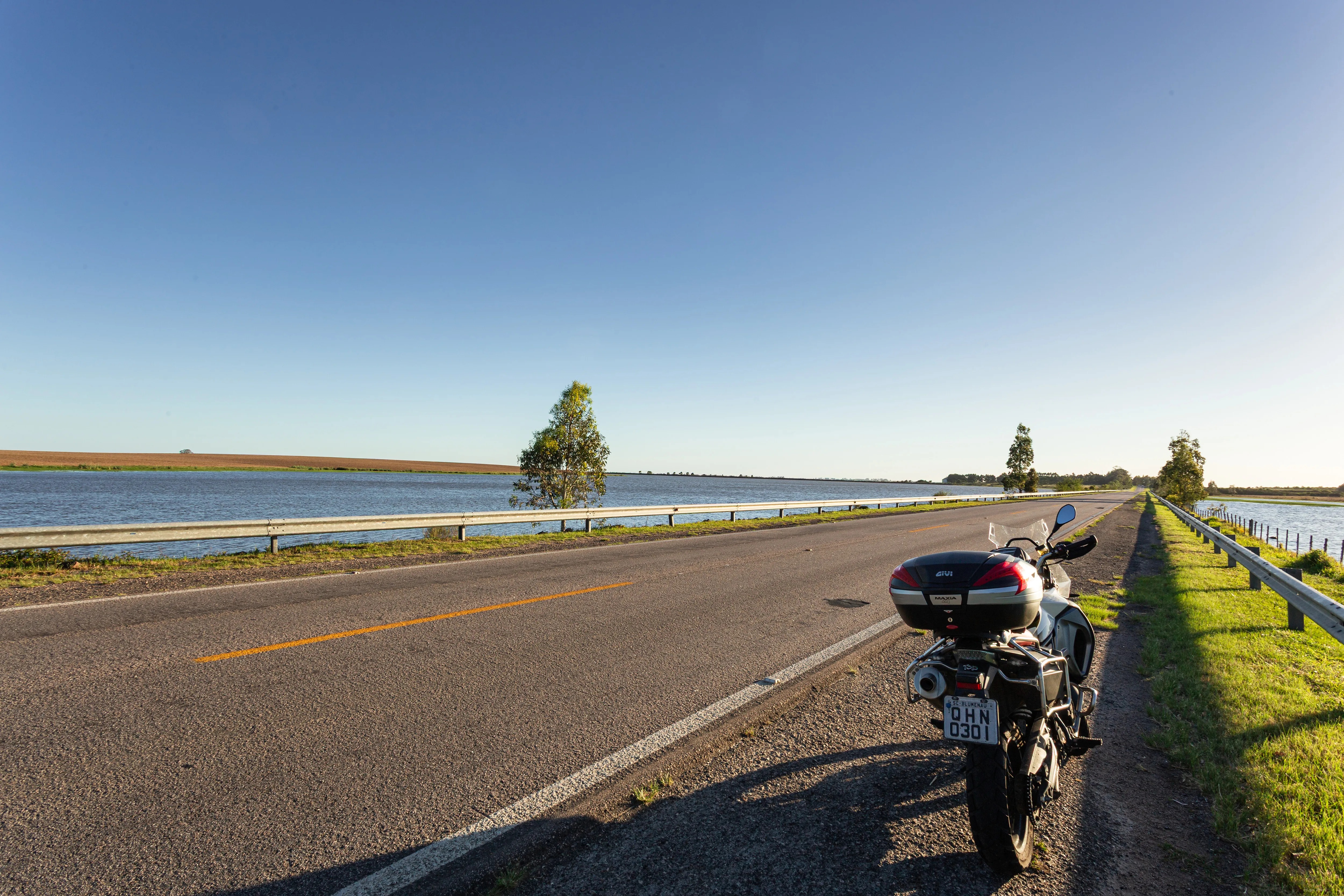 Moto à beira da lagoa