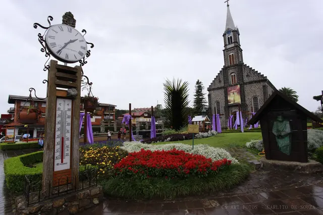 Igreja de pedra na chuva