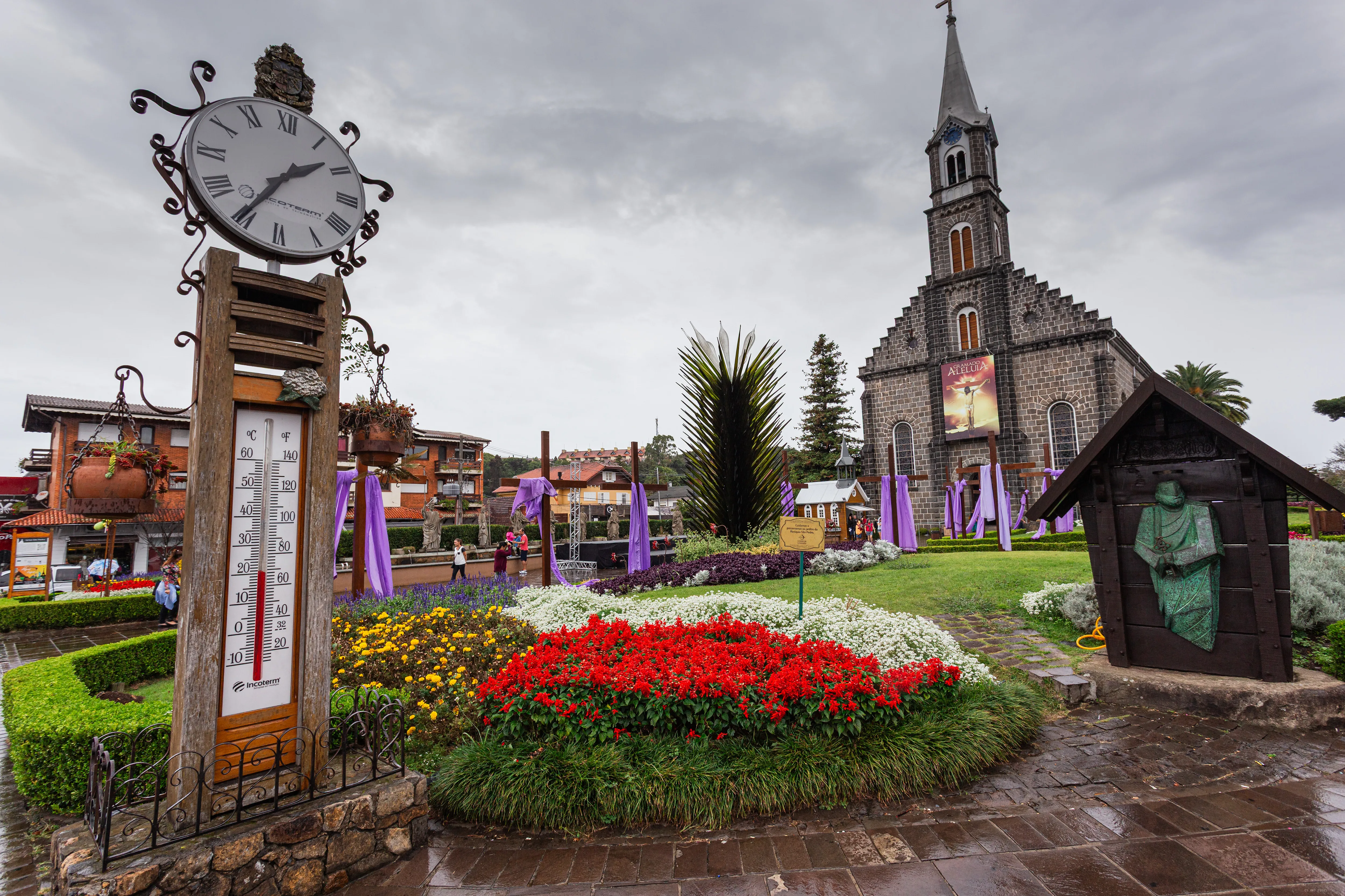 Igreja de pedra na chuva
