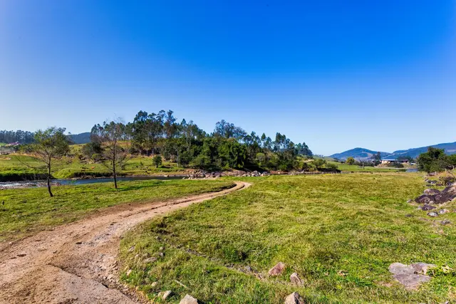 Trilha de terra no campo