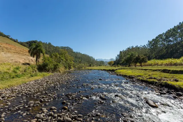 Rio raso de seixos
