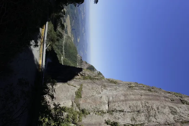 Paredão sobre a estrada