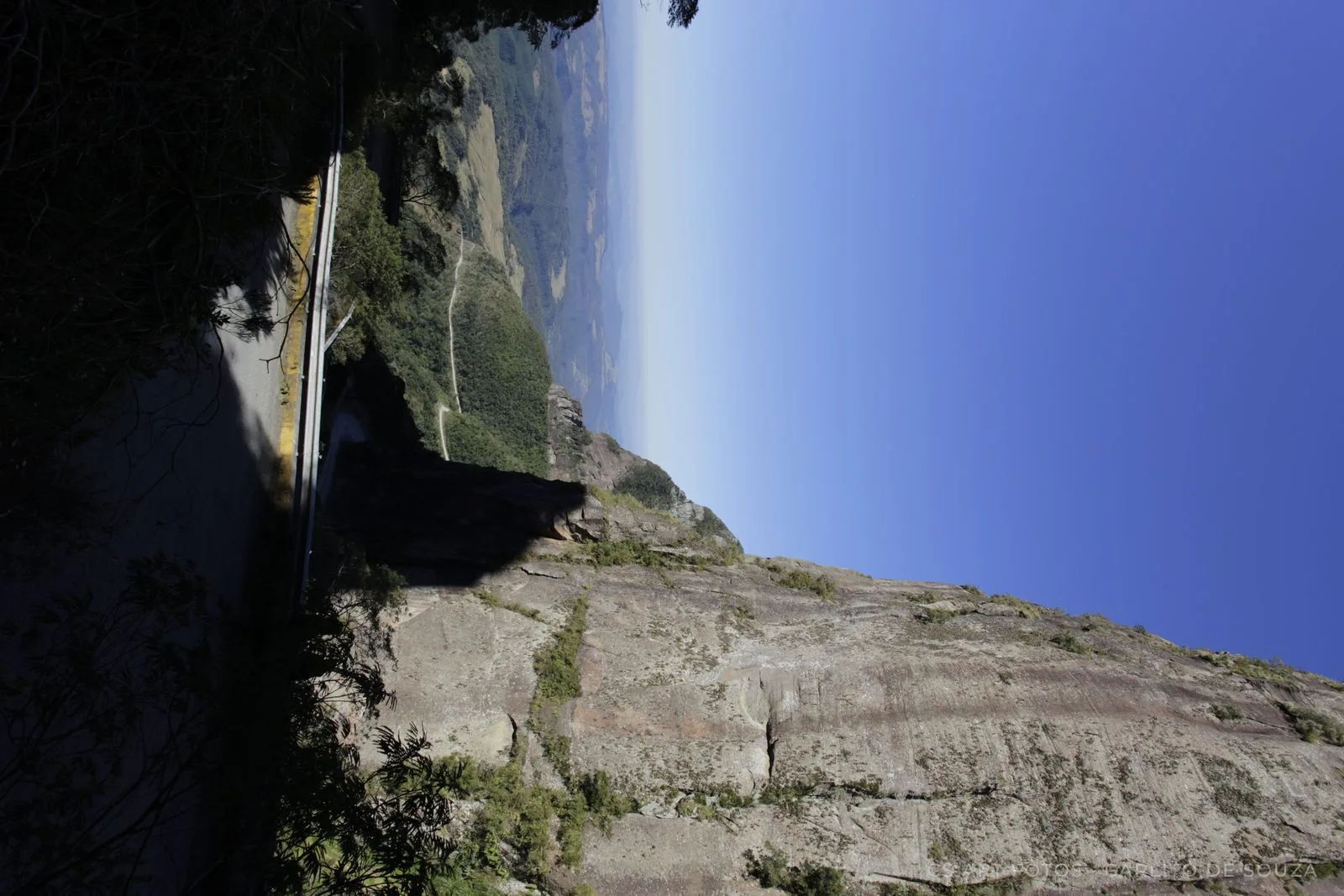 Paredão sobre a estrada
