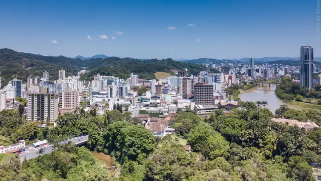 Cidade entre o verde