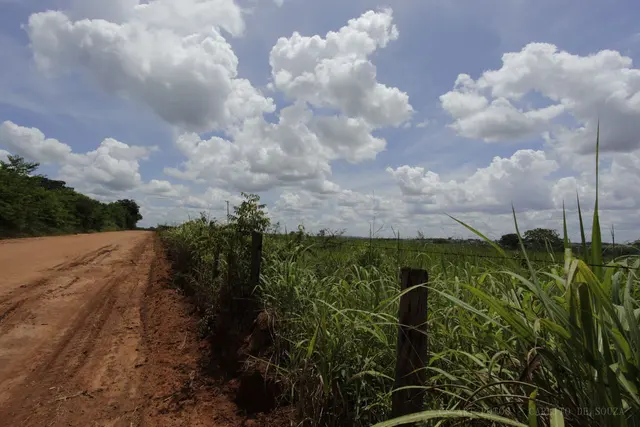 Terra vermelha e nuvens