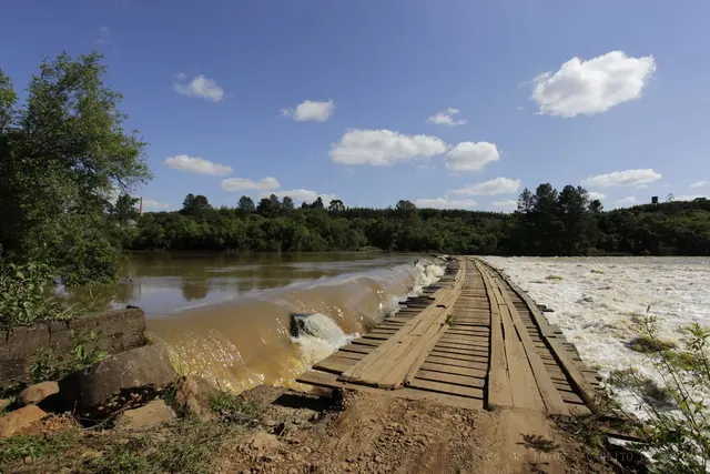 Tábuas sobre o rio cheio