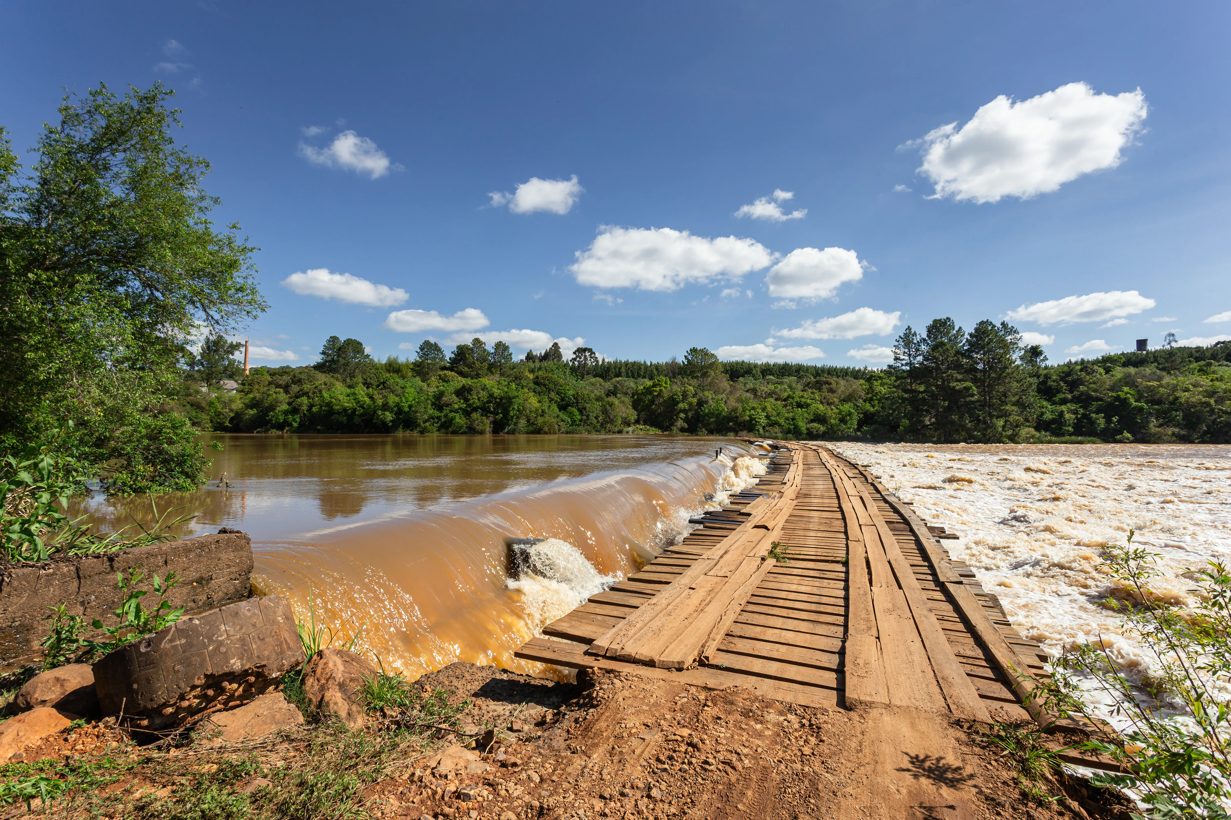 Tábuas sobre o rio cheio