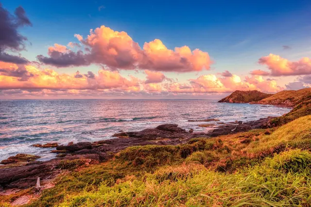 Nuvens rosas sobre o costão