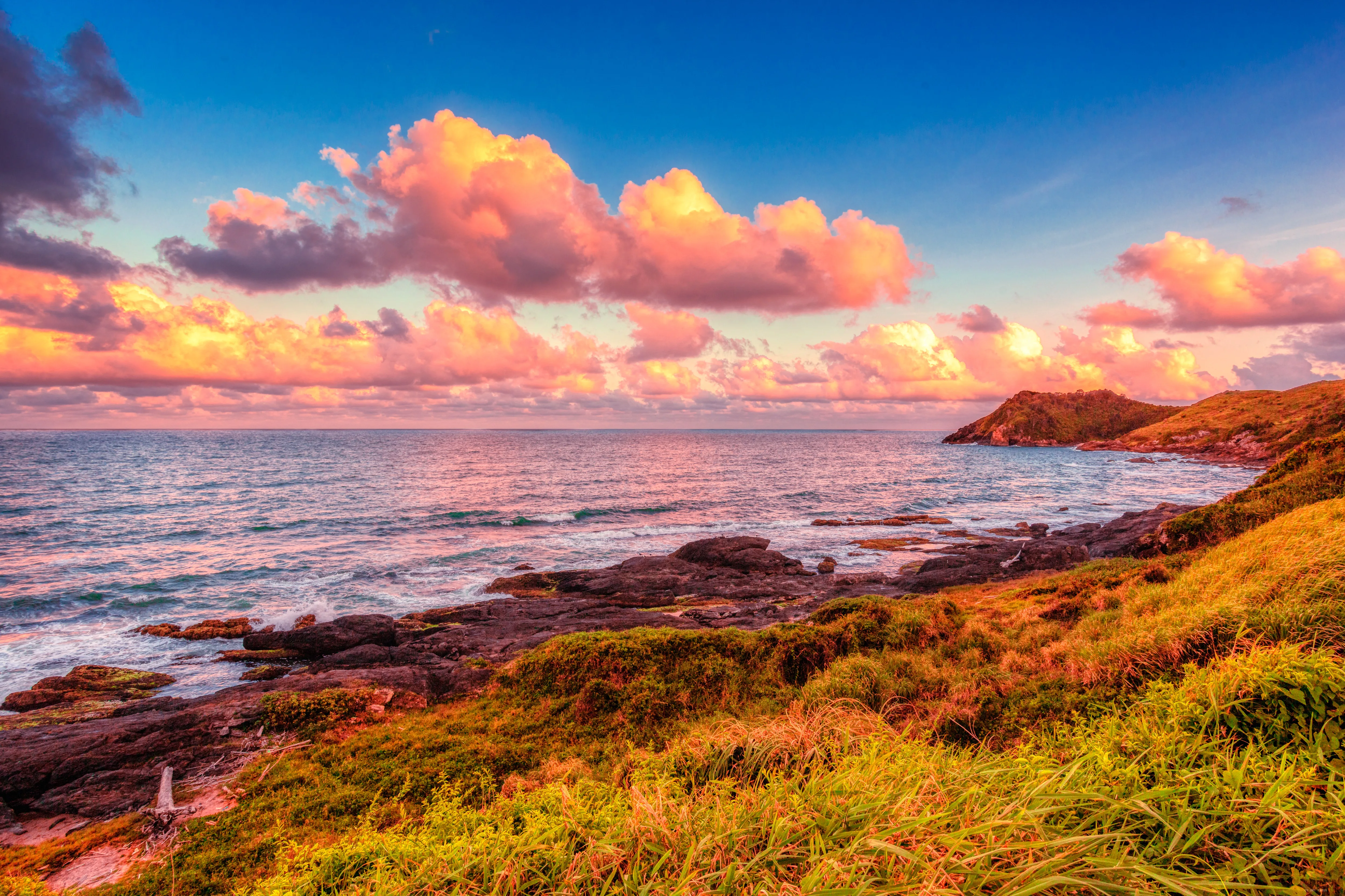 Nuvens rosas sobre o costão