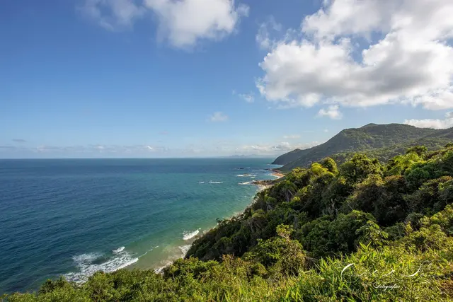 Morro verde sobre o mar