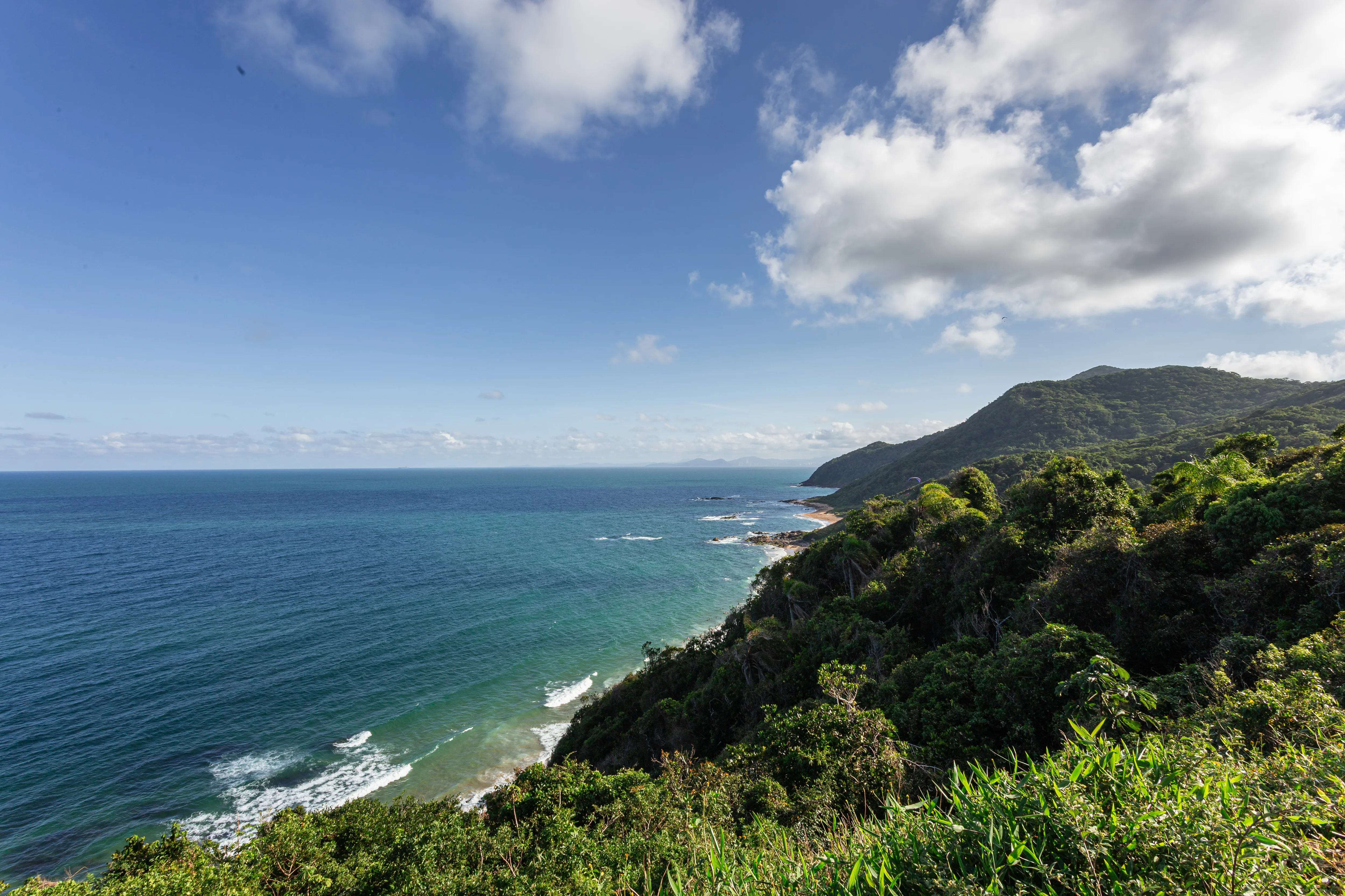 Morro verde sobre o mar