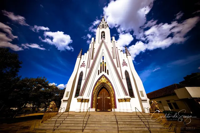Igreja branca sob nuvens