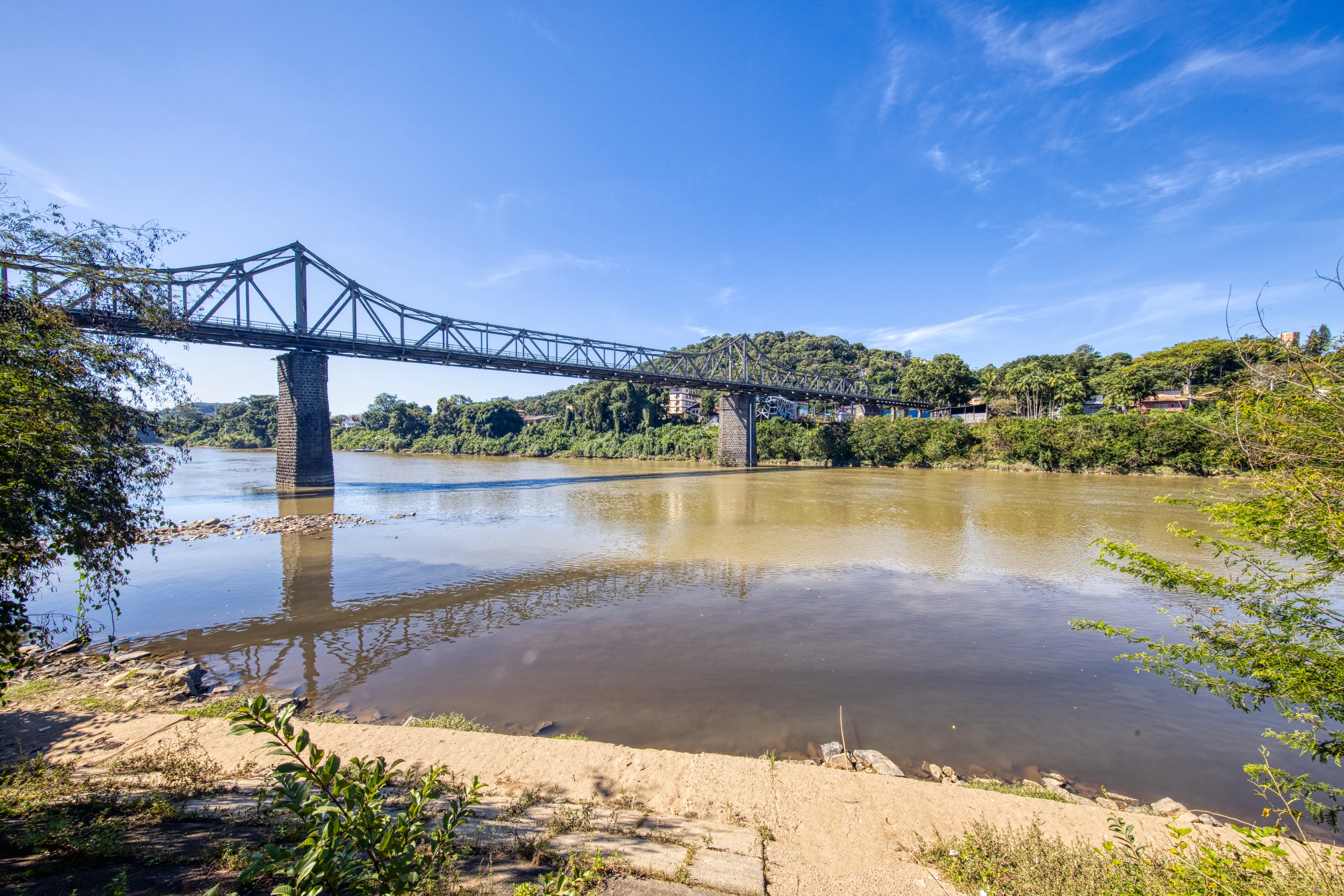 Ponte de ferro e rio