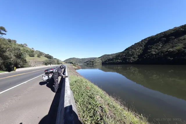 Acostamento junto ao lago
