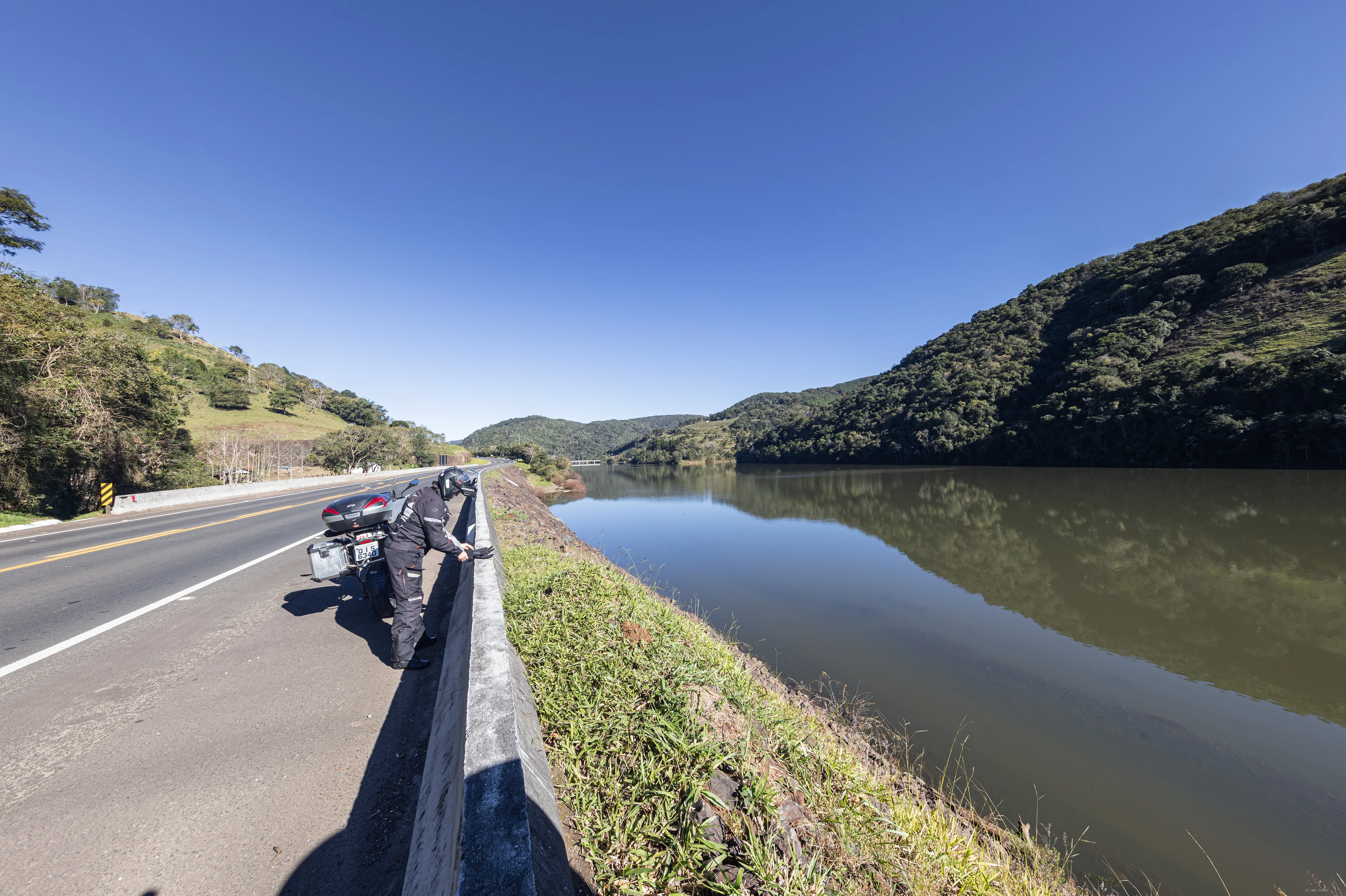 Acostamento junto ao lago