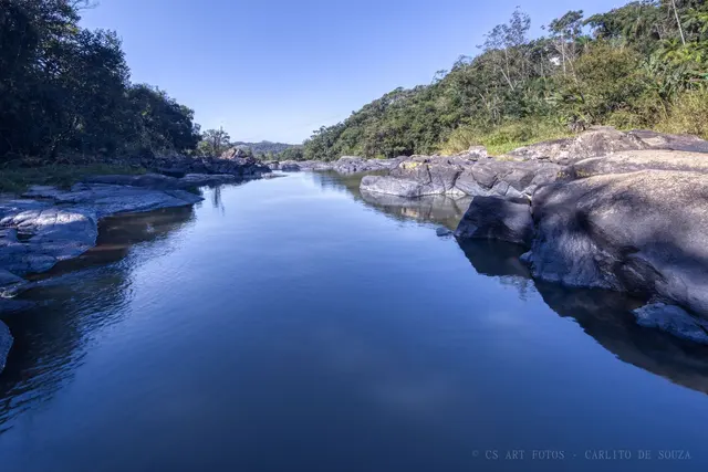 Rio azul entre lajes