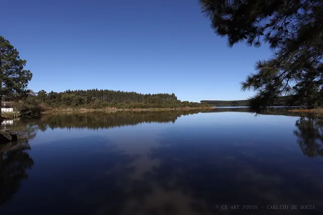 Azul profundo e espelhado
