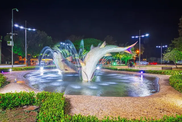 Fonte iluminada à noite