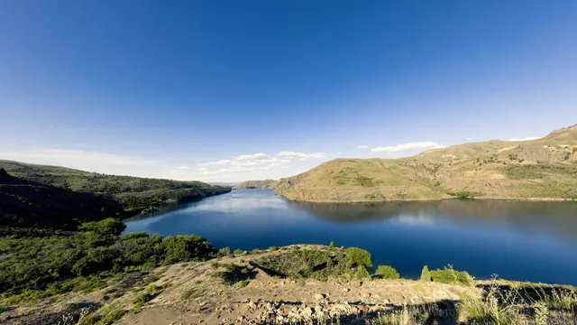 Lago azul entre colinas