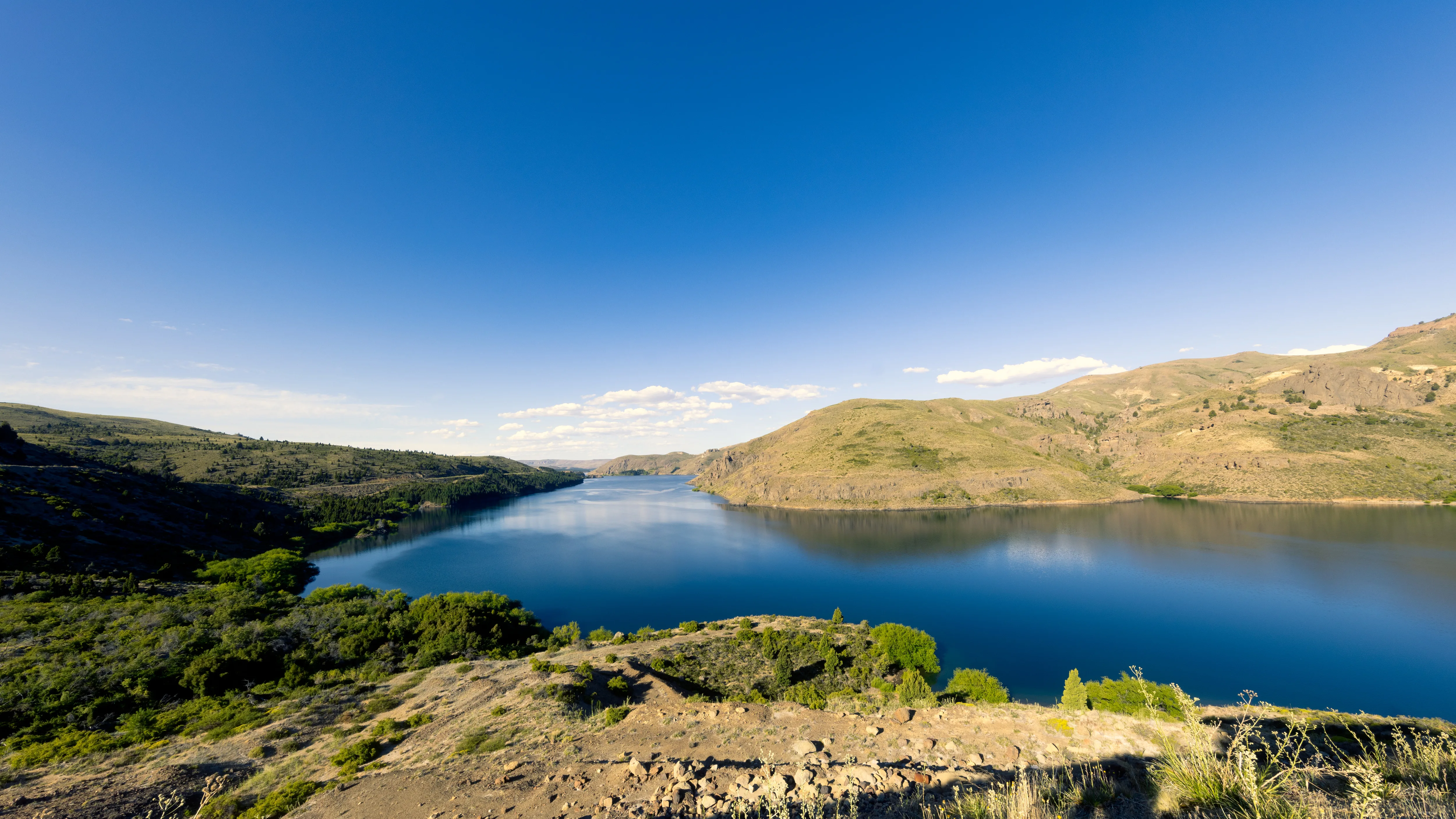 Lago azul entre colinas