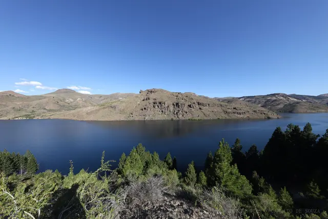 Mesetas sobre o lago