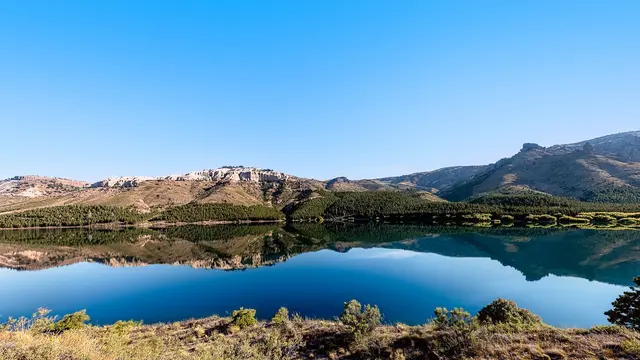 Serra refletida inteira