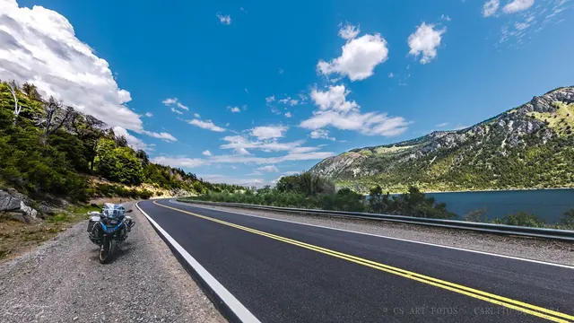 Moto pequena junto ao lago