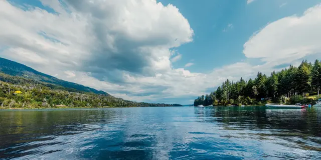 Nuvens sobre o lago