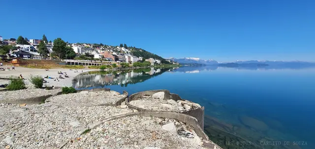 Vila na margem do lago