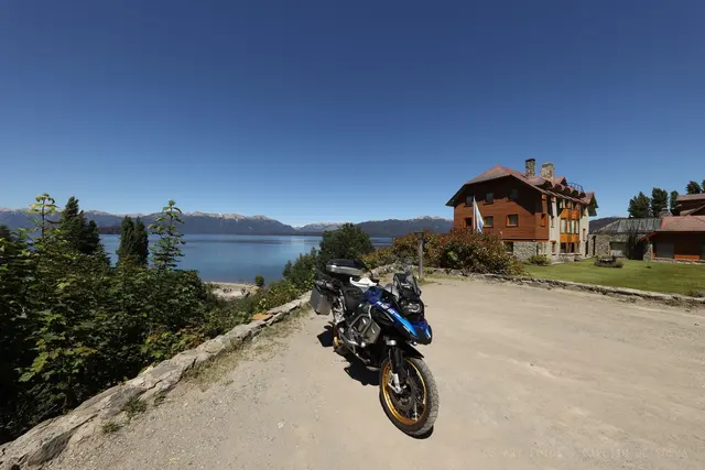 Moto e casa de madeira