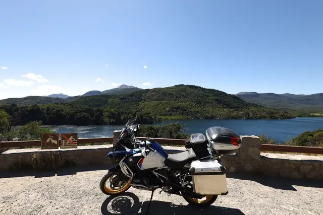 Moto no mirante do lago
