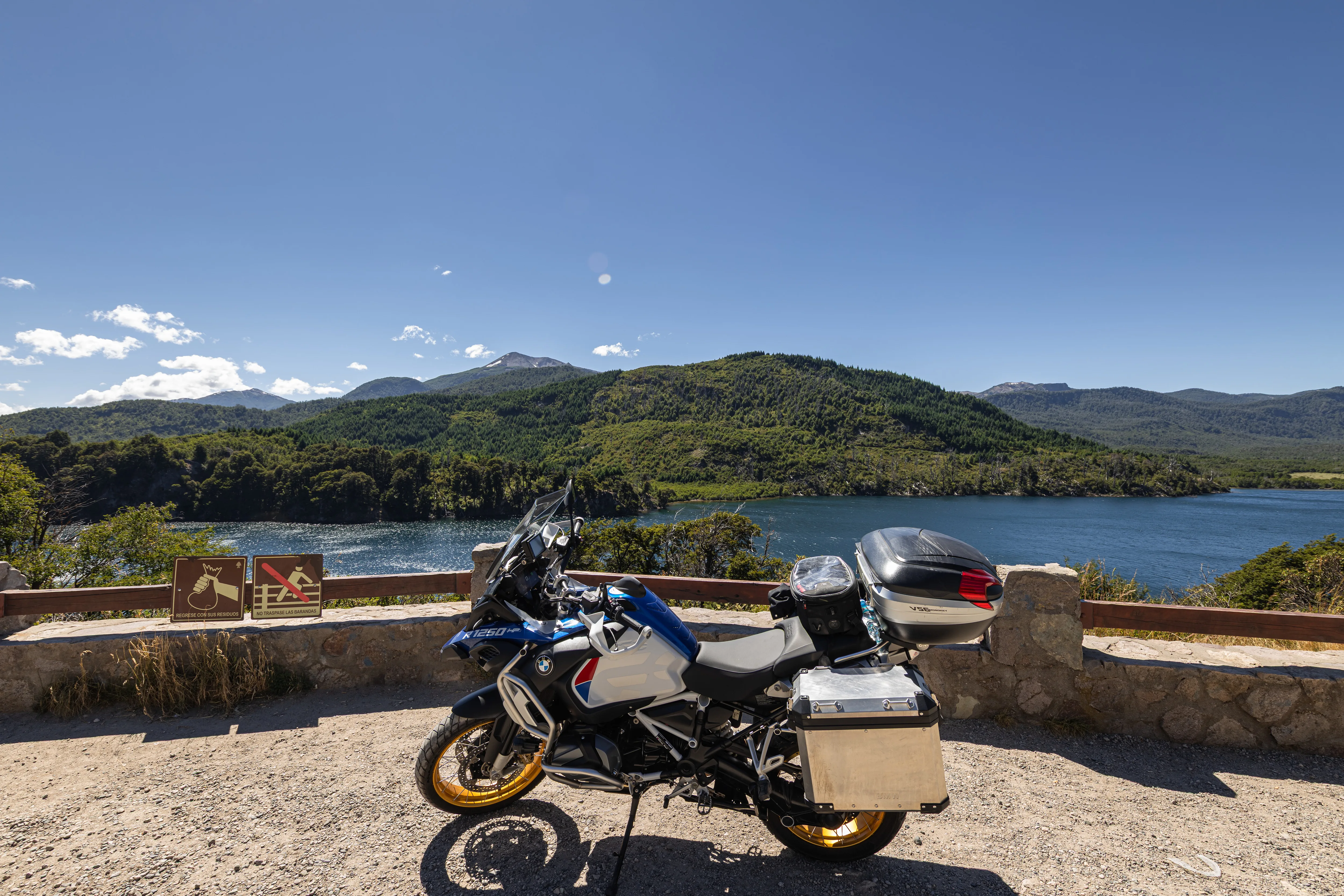Moto no mirante do lago